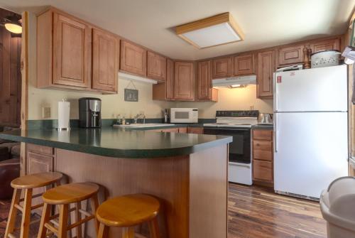 Condo Aspens 2B WiFi Wood Fireplace Private Deck Cable TV Propane Grill - main image