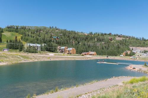 BD10G Walk to ski access WiFi Gas FP Laundry BBQ Breathtaking Views Garage - image 2