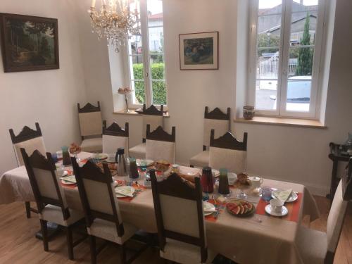 Étterem, Maison d'Hotes Lassaubatju in Villeneuve-de-Marsan