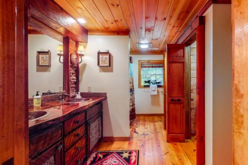 Cowboy Cabin on Stanley Creek - main image