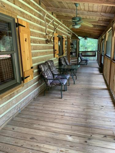 Log Home Guest House in Ocklawaha, USA