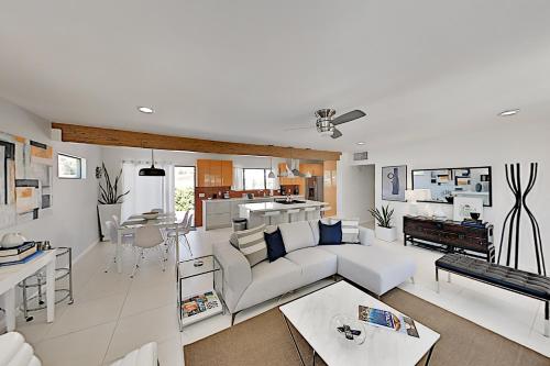 Mid-Century Modern Home - image 6