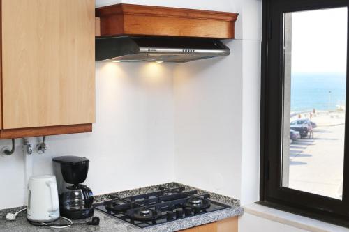 ห้องครัว, Prime Oceanfront Apartment 2 in หาดเซาเซบาสเตียว