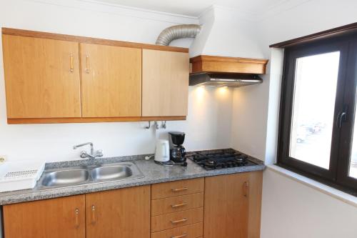 ห้องครัว, Prime Oceanfront Apartment 2 in หาดเซาเซบาสเตียว