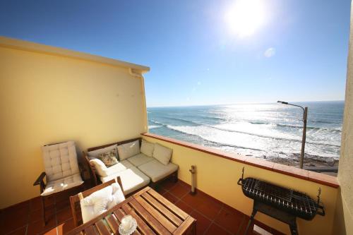 ระเบียง/ชานเรือน, Prime Oceanfront Apartment 2 in หาดเซาเซบาสเตียว