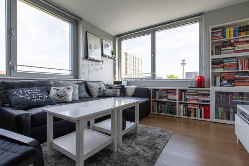 STUNNNING 2 BED APT Sleeps 5 with City views