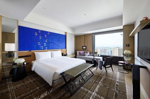 Deluxe King Room image 5