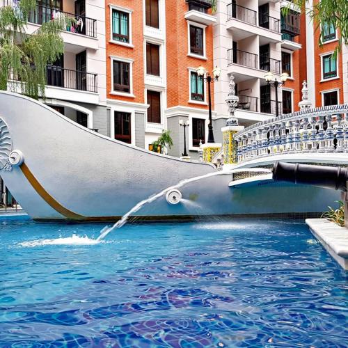 Espana Condo by Som thumbnail 4