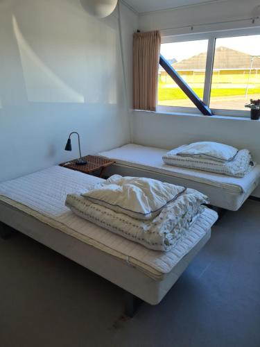 2 twin beds, 2 bunk beds