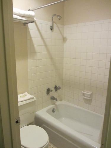 Motel 6 Dumas, TX - 화장실