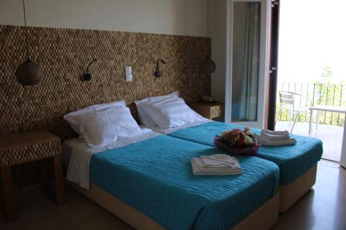 2 twin beds