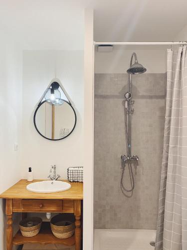 Salle de bain, L'anne xe, studio indépendant (L'anne xe, studio independant) in Brantôme
