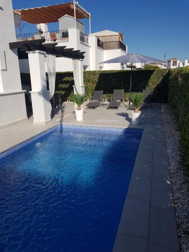 Villa mit privatem Pool, zentrumsnah, Рольдан (фото 3)