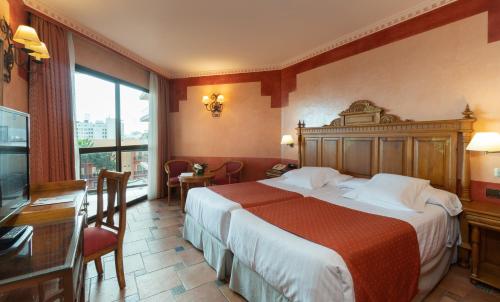 Double or Twin Room with Partial Sea View image 3