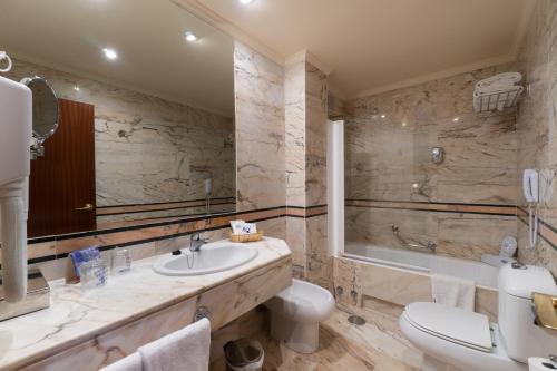 Superior Double Room with Frontal Sea View image 3