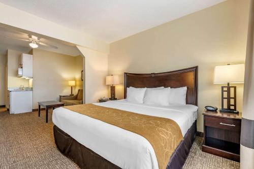 Comfort Suites Maingate East At Old Town image 41