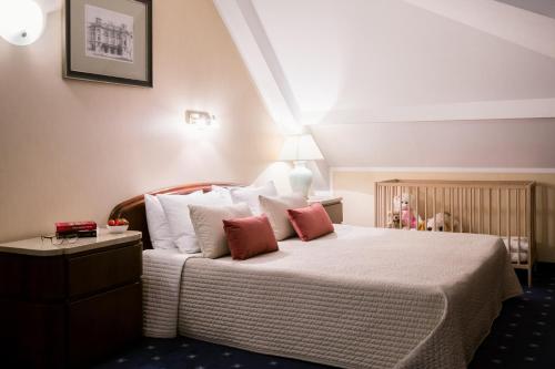 1 queen bed, 1 sofa bed