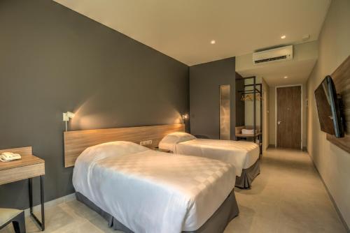 Mambruk Hotel & Convention Room Type - Deluxe Balcony Twin