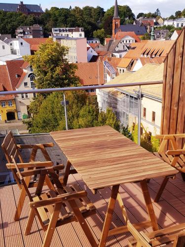 Hafenkoje mit Blick uber Hafen und Altstadt 375m von Roxy Concerts entfernt