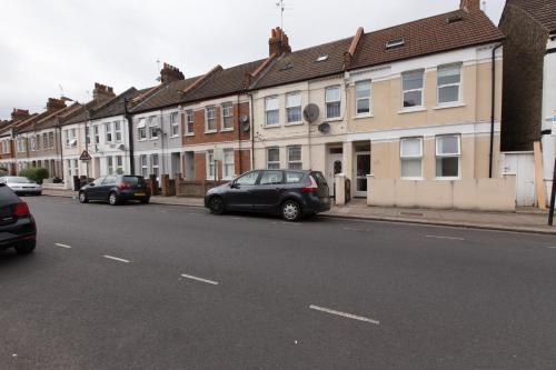 272&294 Wimbledon South Rooms by EveryWhere to Sleep London - image 7