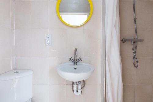 272&294 Wimbledon South Rooms by EveryWhere to Sleep London - image 3