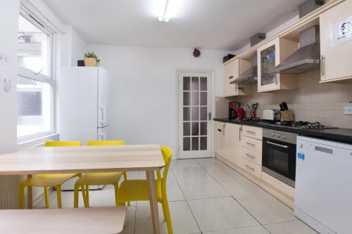 Konyha, Tooting Broadway Studios & Rooms by PrimeCityHosts in Wandsworth