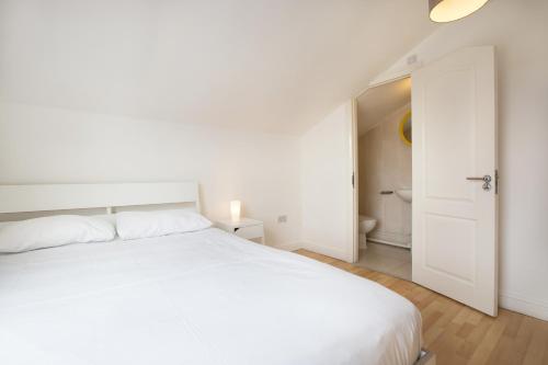 272&294 Wimbledon South Rooms by EveryWhere to Sleep London - image 2