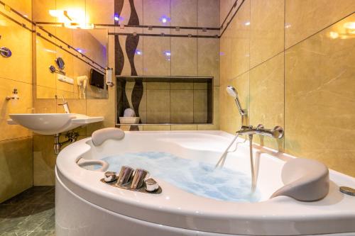 Deluxe Double Room with Jacuzzi 
