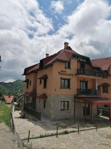 . Vila Tiha noc