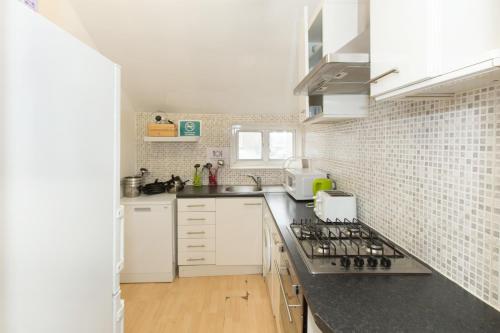 Konyha, Tooting Broadway Studios & Rooms by PrimeCityHosts in Wandsworth