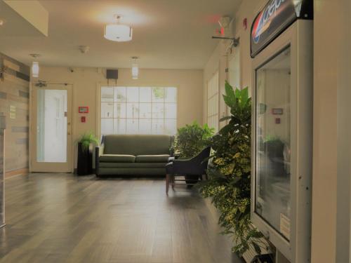 共用Lounge/電視區, 瓦爾特柏羅溫德姆旅遊旅館 (Travelodge by Wyndham Walterboro) in 瓦爾特柏羅 (SC)