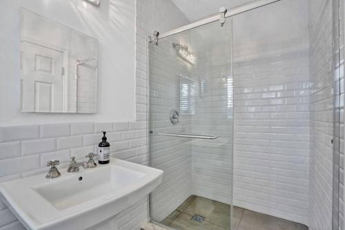 GLAMOROUS BEACH VILLA WITH HEATED POOL NEAR SOUTH BEACH AND STEPS FROM THE BEACH