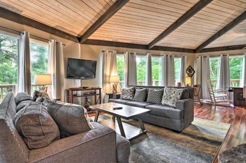 Gatlinburg House with Pool Table Hot Tub and Views!