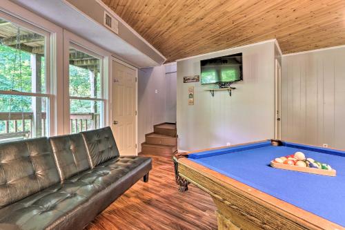 Gatlinburg House with Pool Table, Hot Tub and Views!