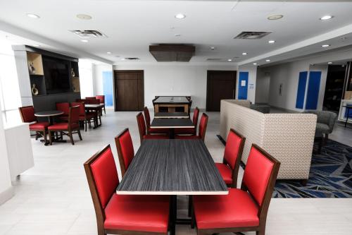 ห้องส่วนกลางสำหรับนั่งเล่น/ดูทีวี, Holiday Inn Express Hillsboro I-35 By IHG in ฮิลส์โบโร (TX)