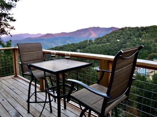 Million Dollar Views! 4 Bedroom, Sleeps 9, close to National Park and 5 mi to Gatlinburg! - Chalet - Gatlinburg