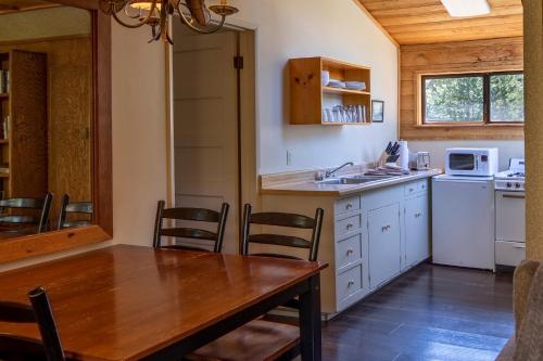 廚房, 塔馬拉克小屋 (Tamarack Lodge) in 馬姆莫斯湖 (CA)