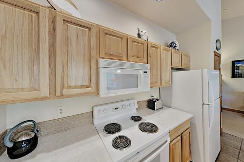 Spacious Condo on Blue River - Water-View Balcony condo - image 4