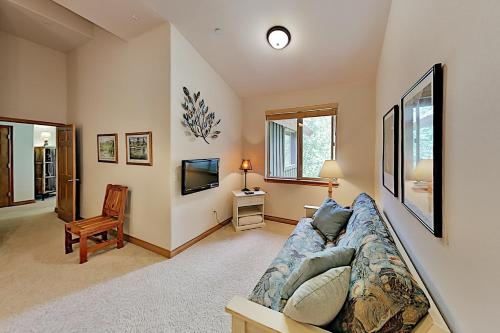 Spacious Condo on Blue River - Water-View Balcony condo - image 5