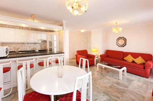 2 bedrooms, 5 beds