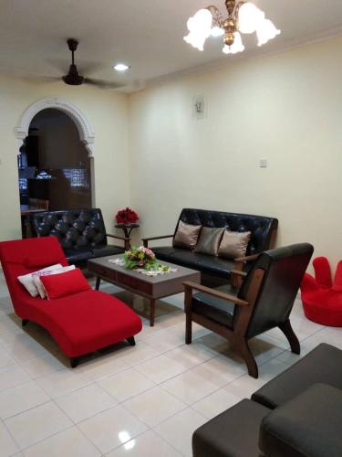 a living room filled with furniture and a couch, KERAI GUEST HOUSE TEMERLOH in Temerloh
