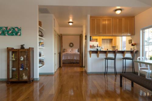 The River Road Retreat at Lake Austin-A Luxury Guesthouse Cabin & Suite