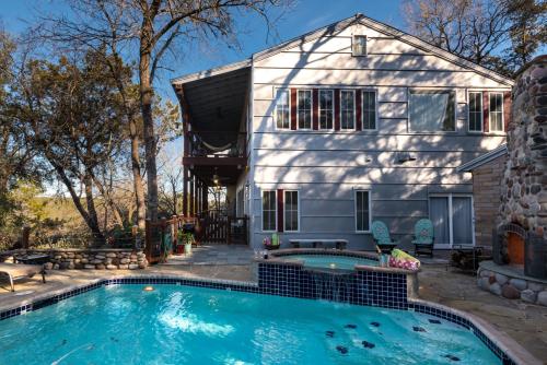 Vista exterior, The Rivery Retreat, Choose from Luxury Guesthouse Cabin OR Poolside Suite in Lake Austin Hill Countr in Glenbrook