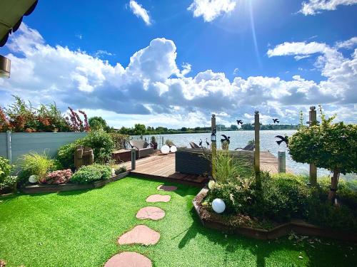 Ferienhaus mit wundervollem Seeblick Ferienpark Vislust Ijsselmeer, Pension in Wervershoof