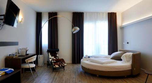 1 king bed, 1 sofa bed