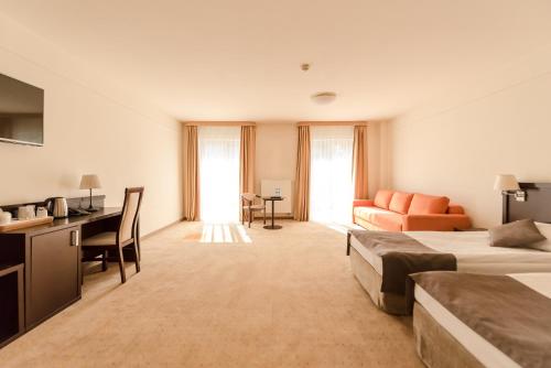 Superior Twin Room image 5