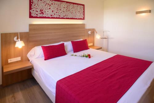 1 queen bed, 1 sofa bed