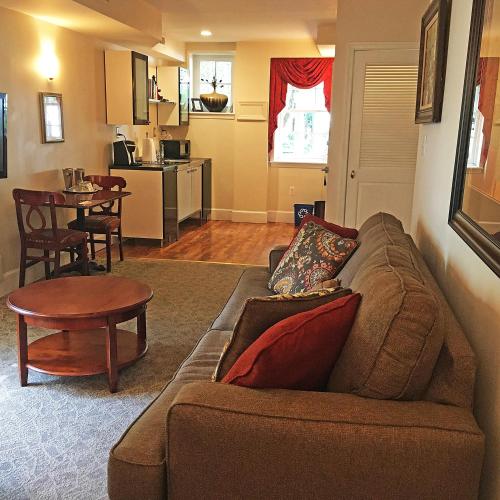 Large Extended Suites.. Room 101.  room in Morris House Hotel - Bed And Breakfast