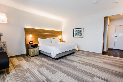 King Suite with Jetted Tub image 10