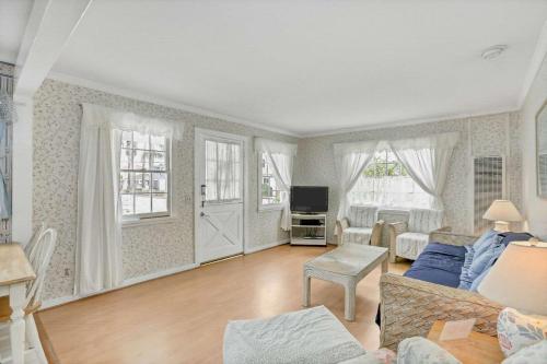 201 Amethyst Avenue 201 Amethyst Avenue